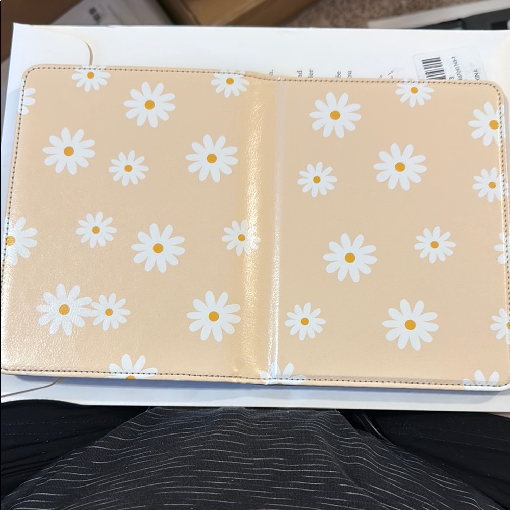 Cobak Daisy Print tablet case fits gen 11 kindle